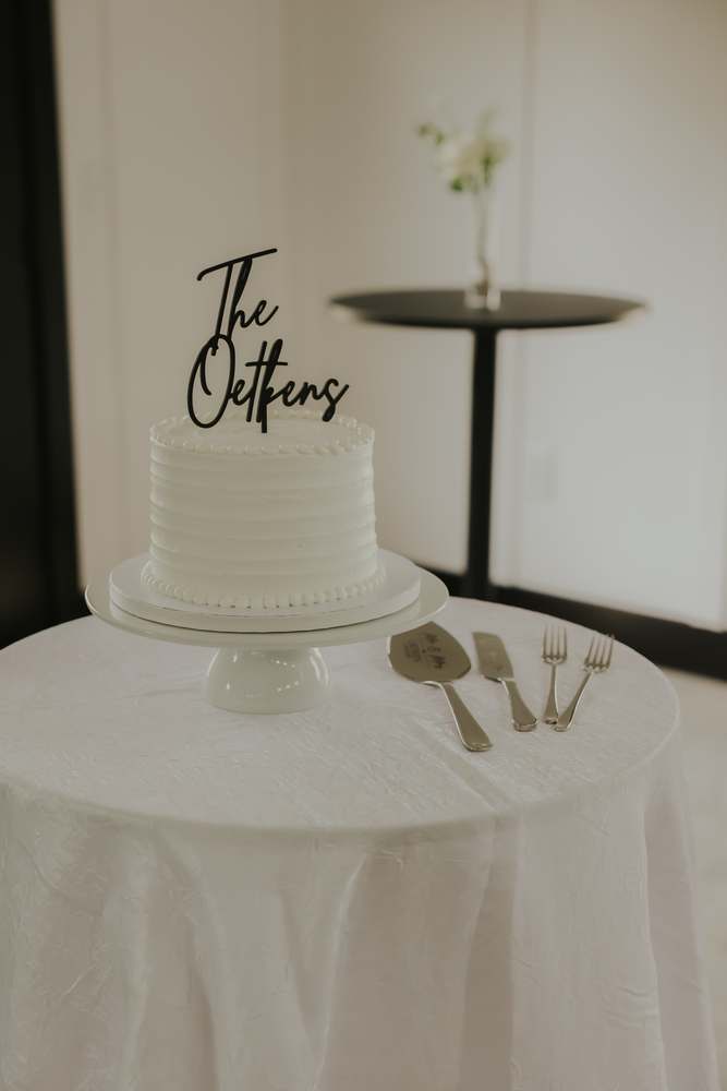 The cake with the couple's name on top